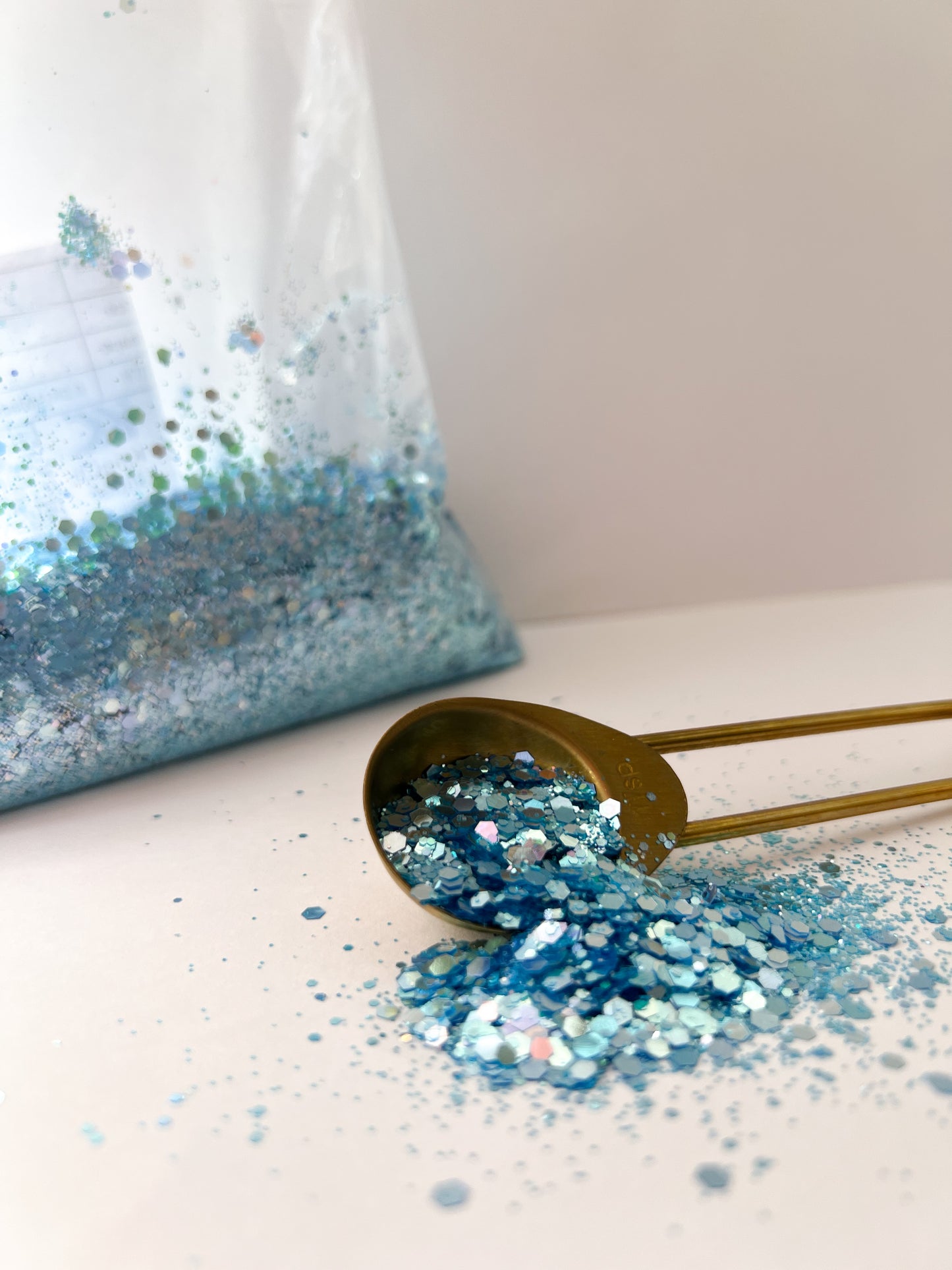✨ Arctic Glow – Iridescent Mixed Glitter