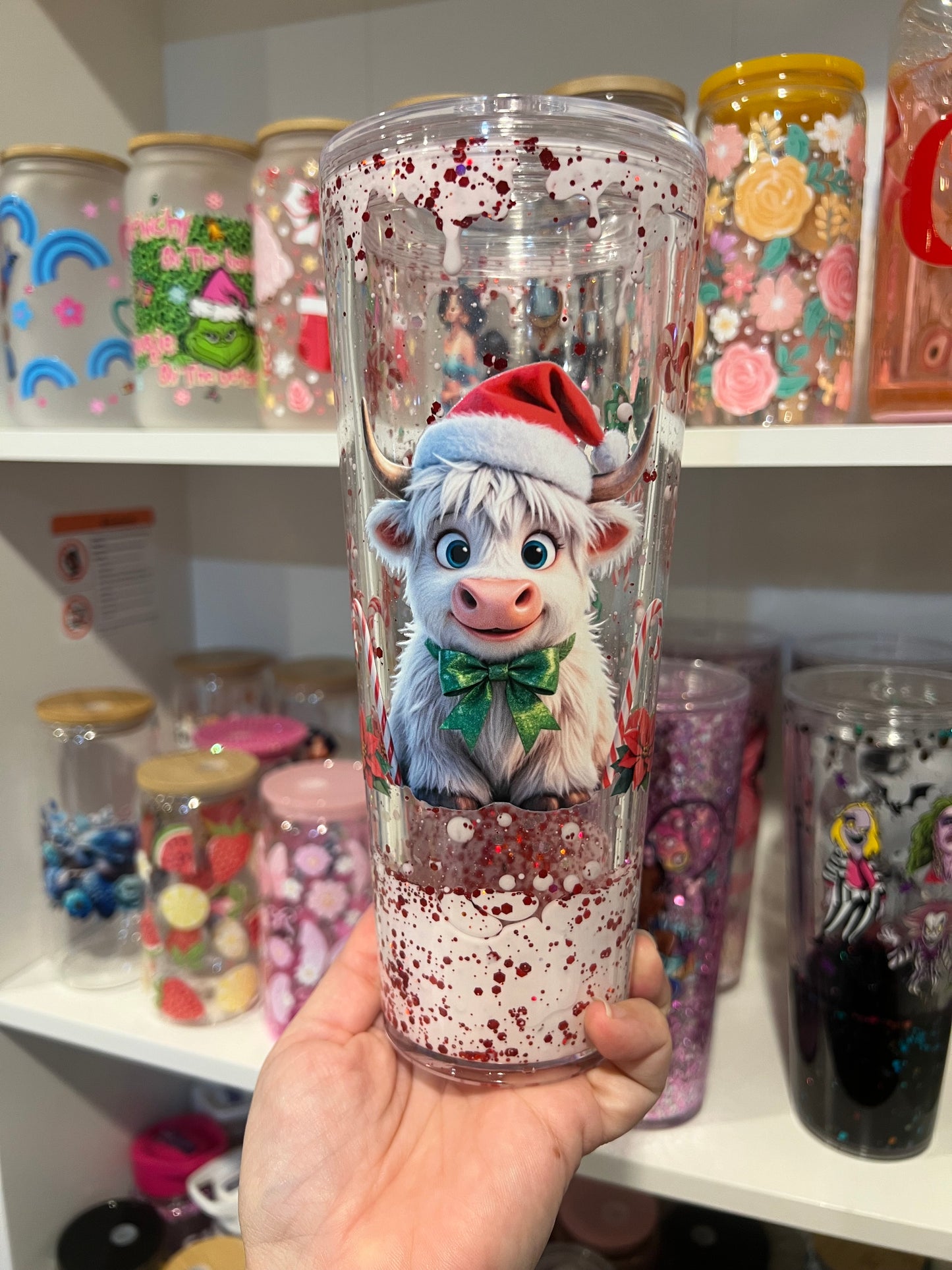 Highland Cow Christmas 24oz Snow Globe Cup – Festive Glitter Tumbler