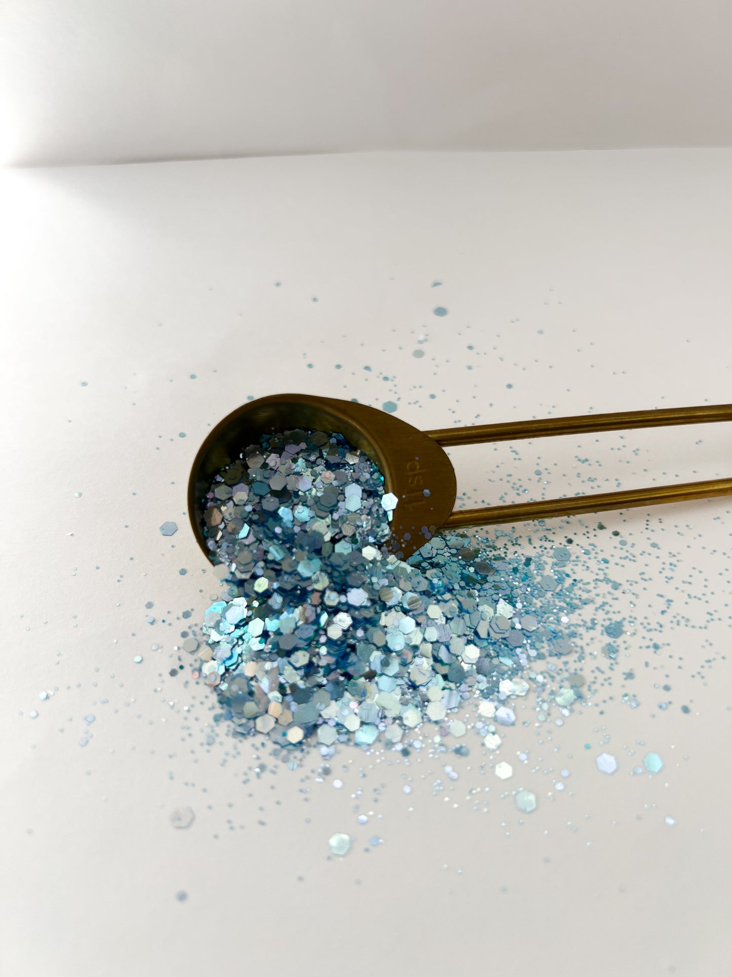 ✨ Arctic Glow – Iridescent Mixed Glitter